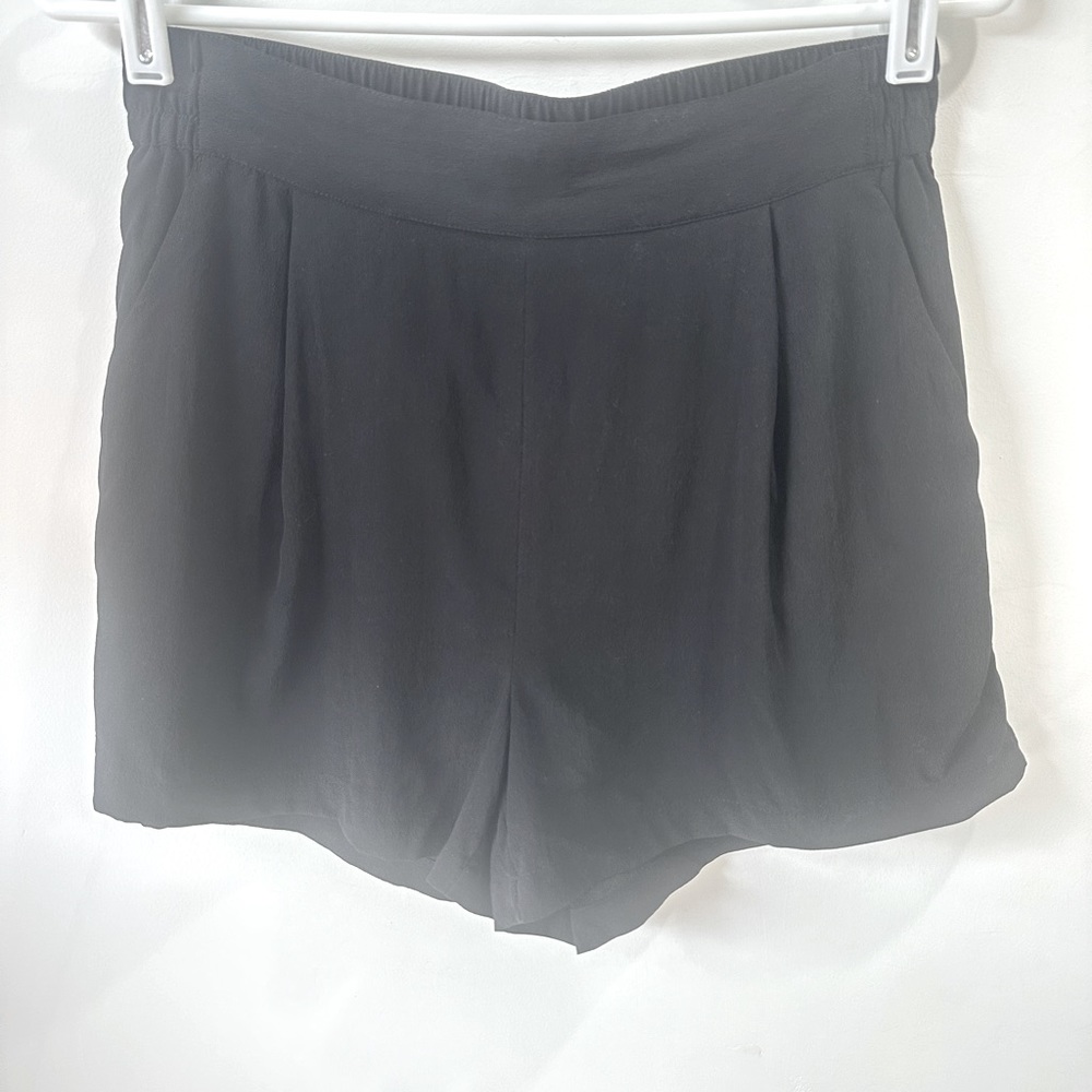 Size S Grana 100% silk pleated front silk short in black